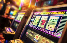 Kyats02 Slots APP မိုဘိုင်းဖုန်းဖြင့် Mahjong Ways ဂိမ်း ကစားနေသောမြင်ကွင်း